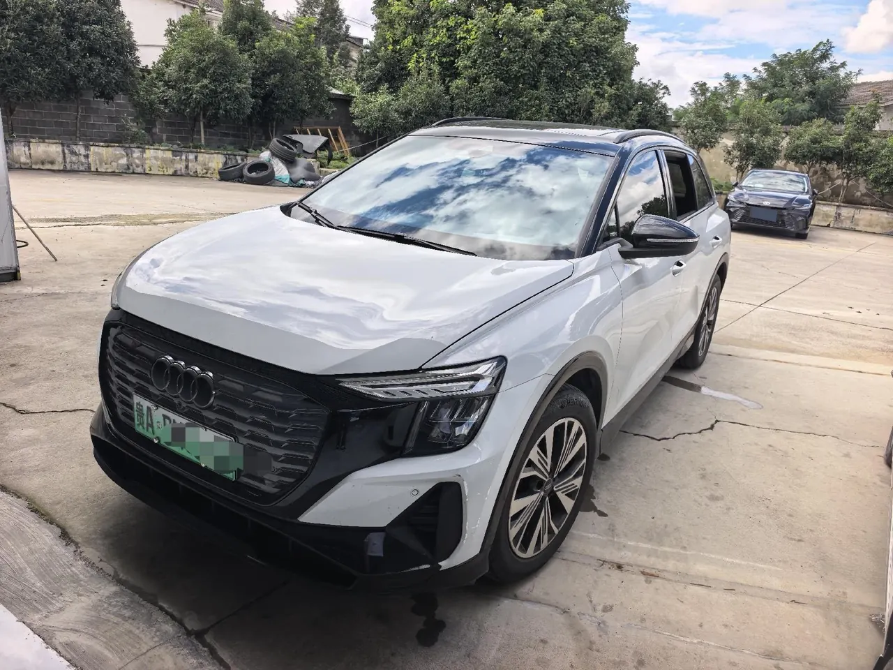 Открыть галерею: Audi 2023 Q5 e-tron 40 Shining Royal Suit Automatic Gear