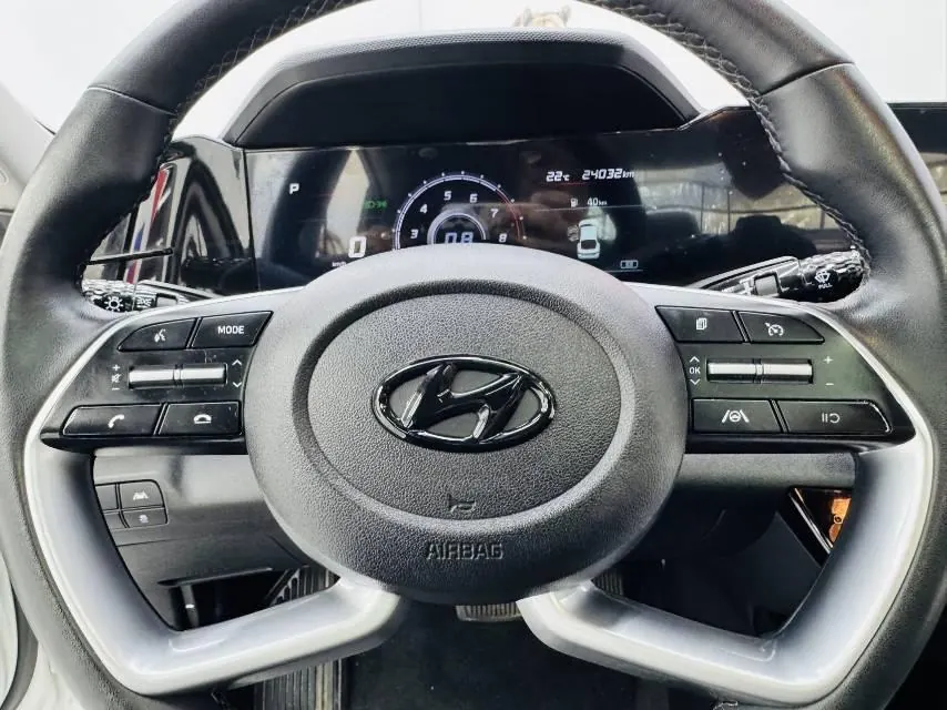 Hyundai 2022 Elantra -3-compartment 1.5 stepless LUX premium automatic gear 7