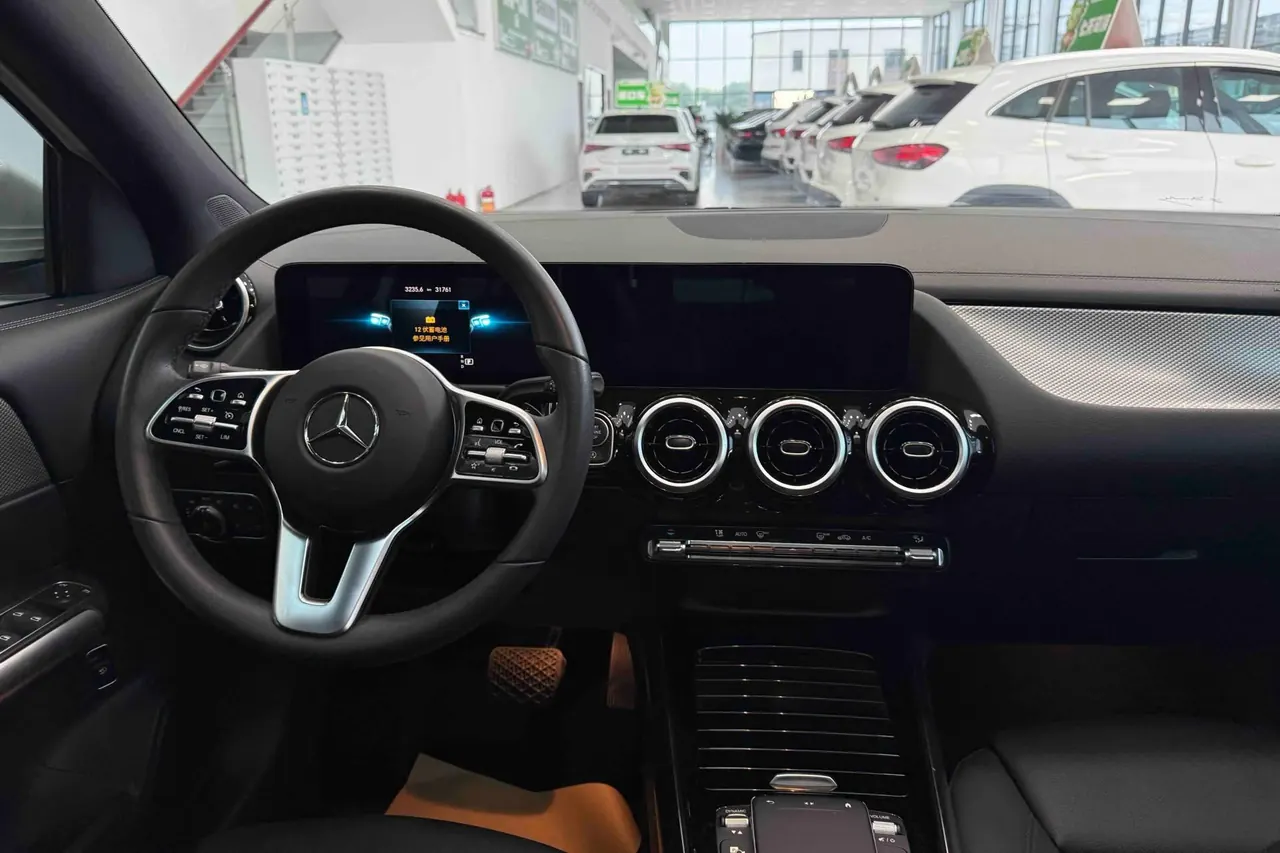 Mercedes Benz 2022 GLA 180 1.3T automatic gear 5