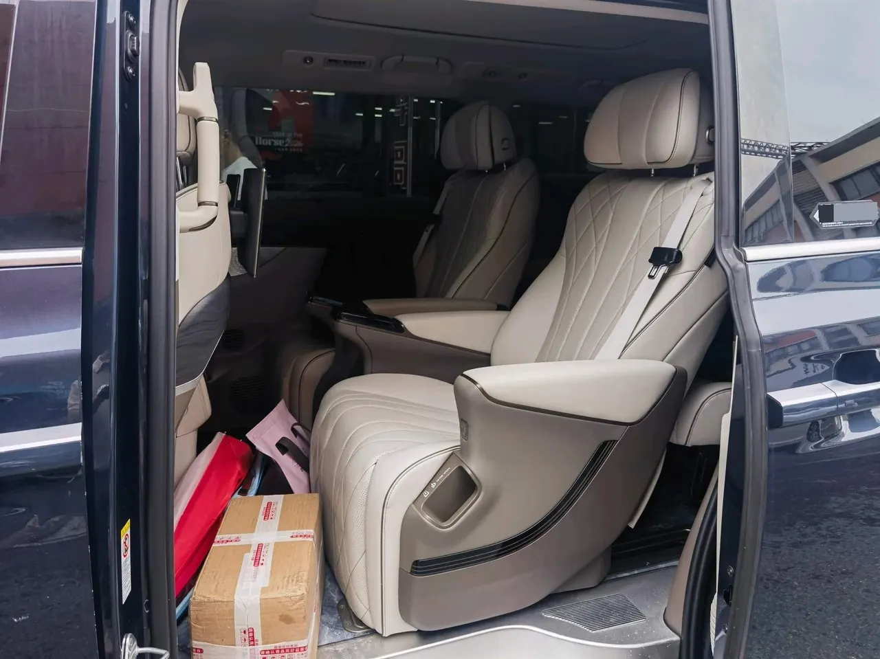 Denza 2022 Denza D9 DM-i 1.5T Stepless 970 Four-wheel Drive Honorable Automatic Gear 6
