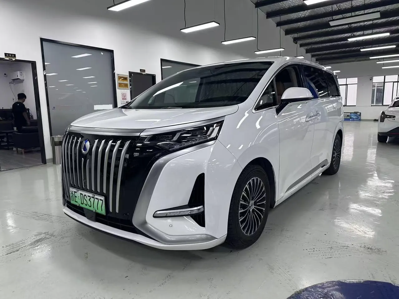 打开图片灯箱:Denza 2022 Denza D9 EV 600 Four-wheel Drive Honorable Automatic Transmission