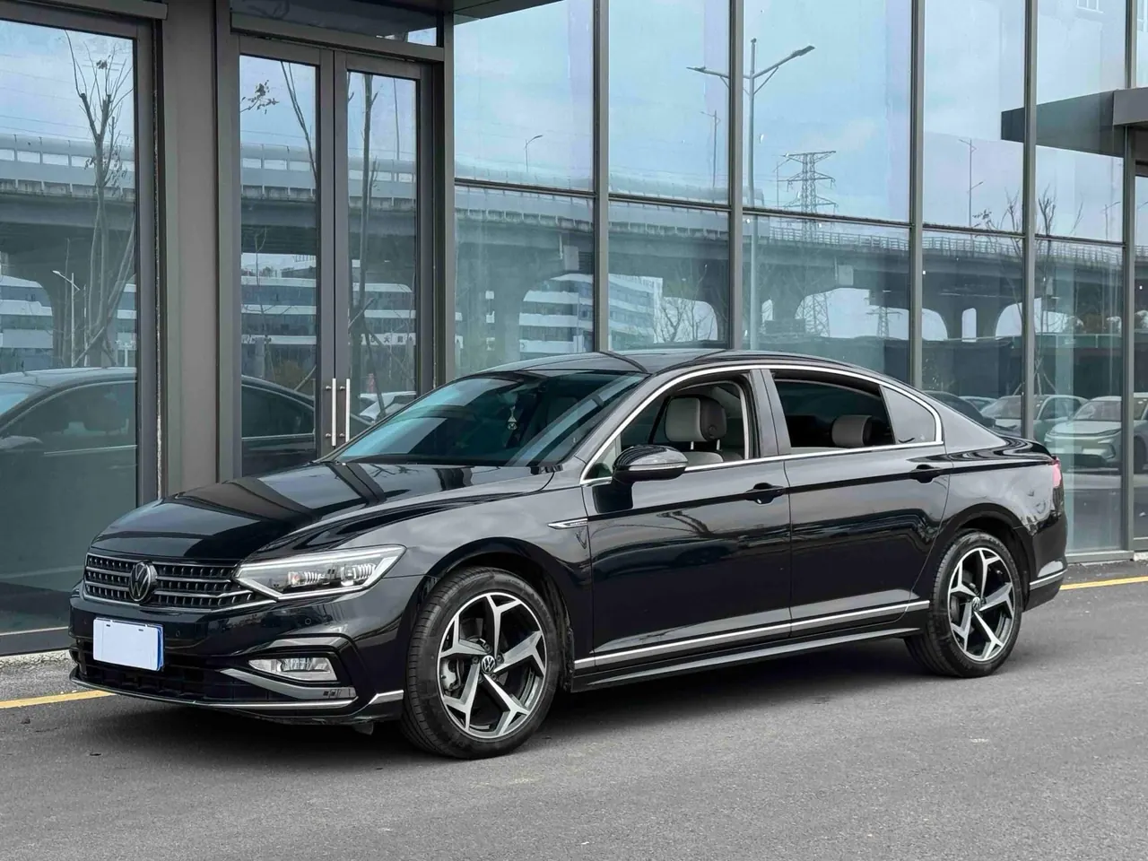 打开图片灯箱:Volkswagen 2023 Magotan 2.0TSI 330TSI 2 million Commemorative Luxury Automatic Gear