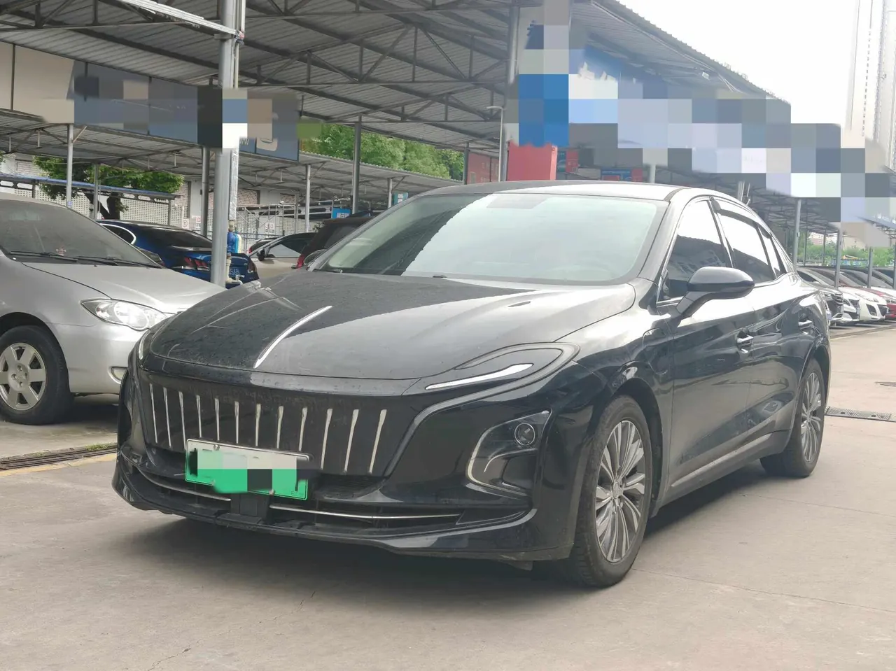 Открыть галерею: HongQi 2024 E-QM 5 610km PLUS automatic transmission