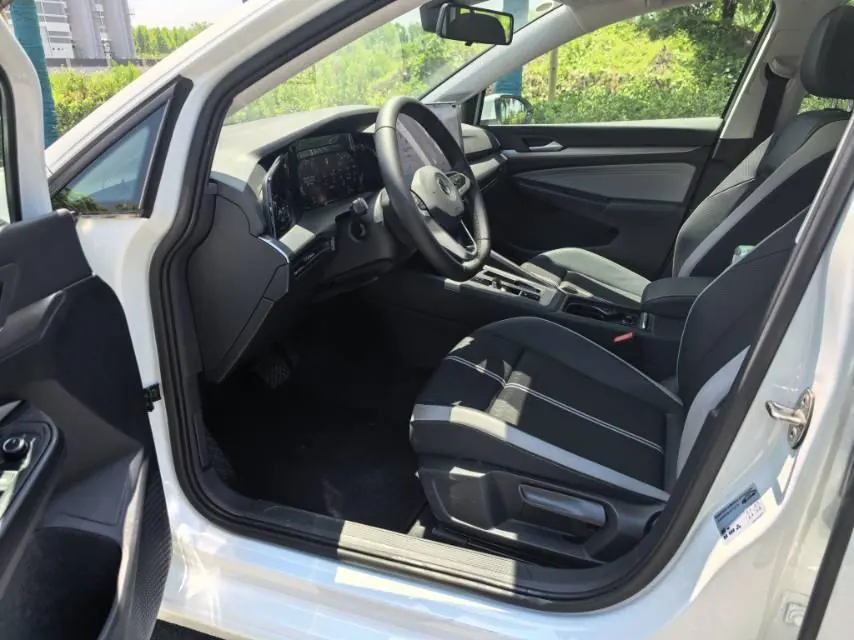 Volkswagen 2025 Golf 8 PRO 1.5TSI 300TSI Automatic 3