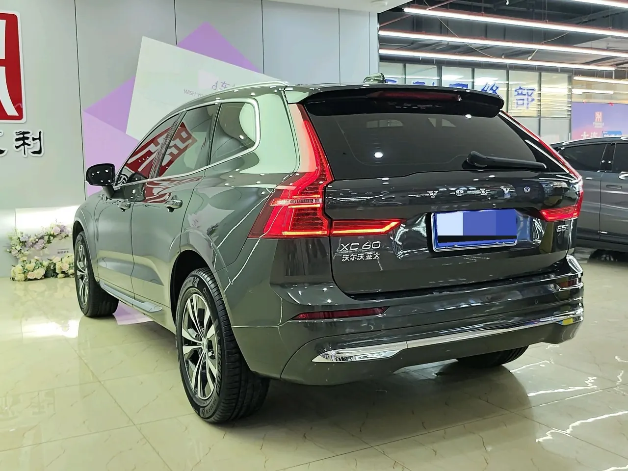 Volvo 2022 XC60 48V 2.0T B5 4-wheel-drive Zhiyi Deluxe Edition Automatic Gear 3