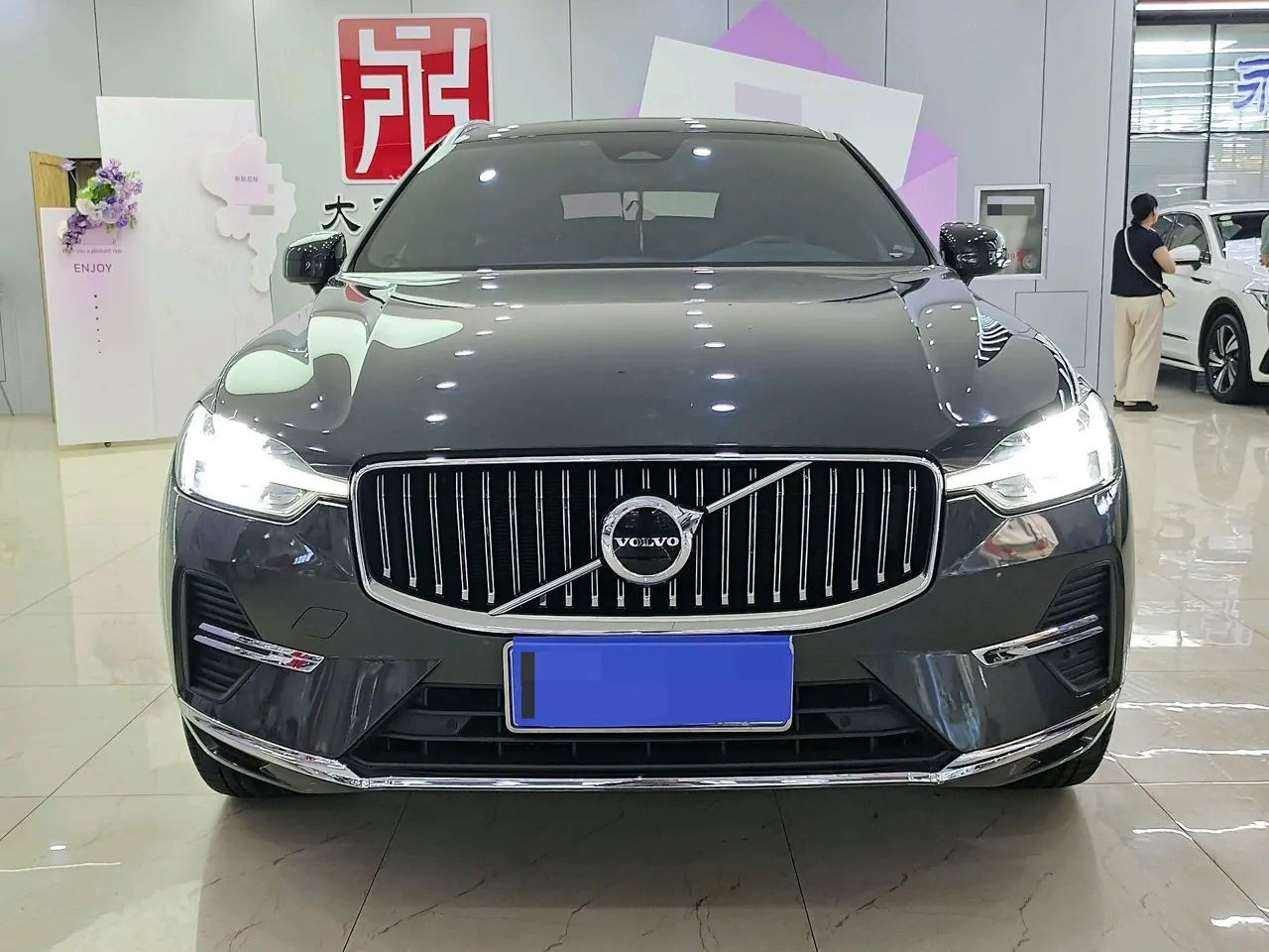 Volvo 2022 XC60 48V 2.0T B5 4-wheel-drive Zhiyi Deluxe Edition Automatic Gear 4