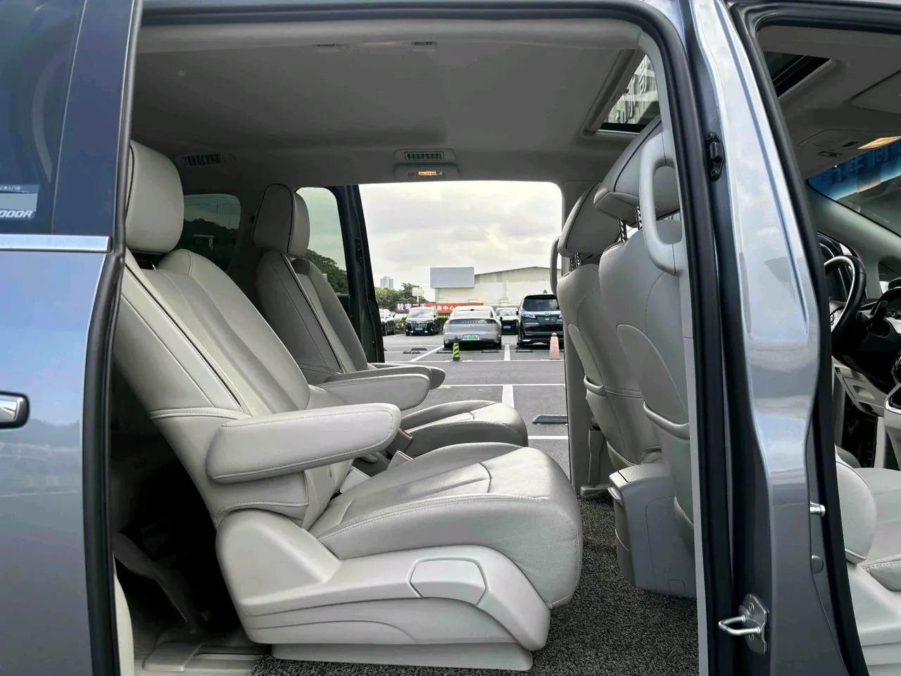 Buick 2021 GL8 Land Business Class 2.0T 652T Luxury Automatic Gear 4