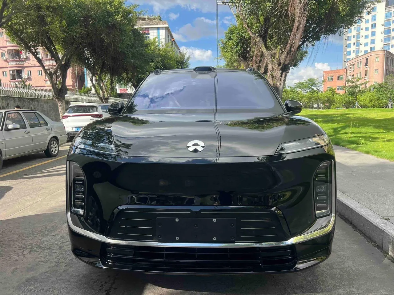 Открыть галерею: NIO 2026 ES 9 102kWh Administrative Island Signature Edition Automatic Gear