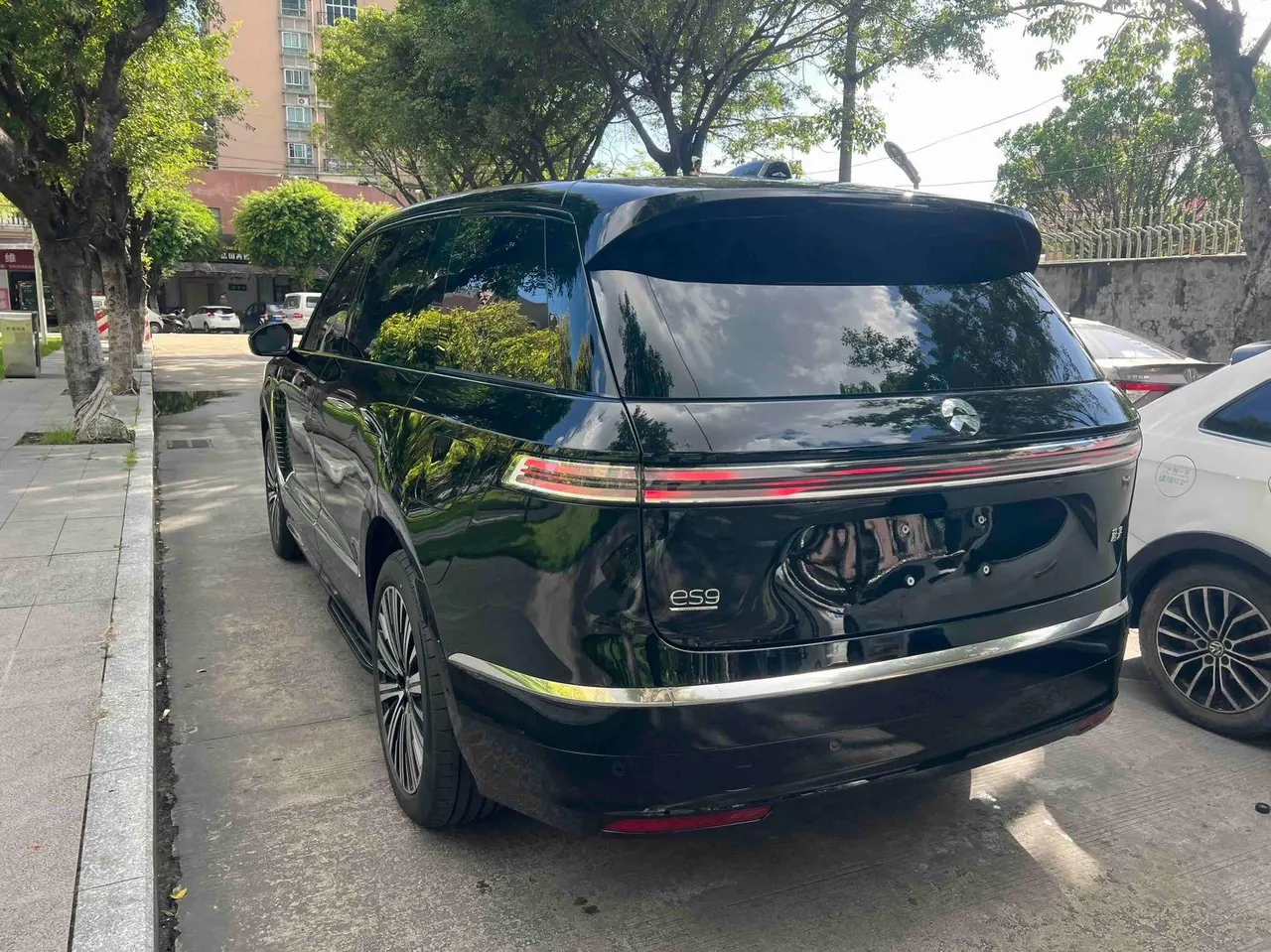 NIO 2026 ES 9 102kWh Administrative Island Signature Edition Automatic Gear 5