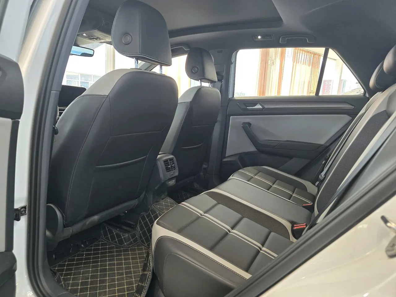Volkswagen 2024 Tange 1.5TSI 300TSI Two-Drive Chen Guang Edition Automatic Gear 4