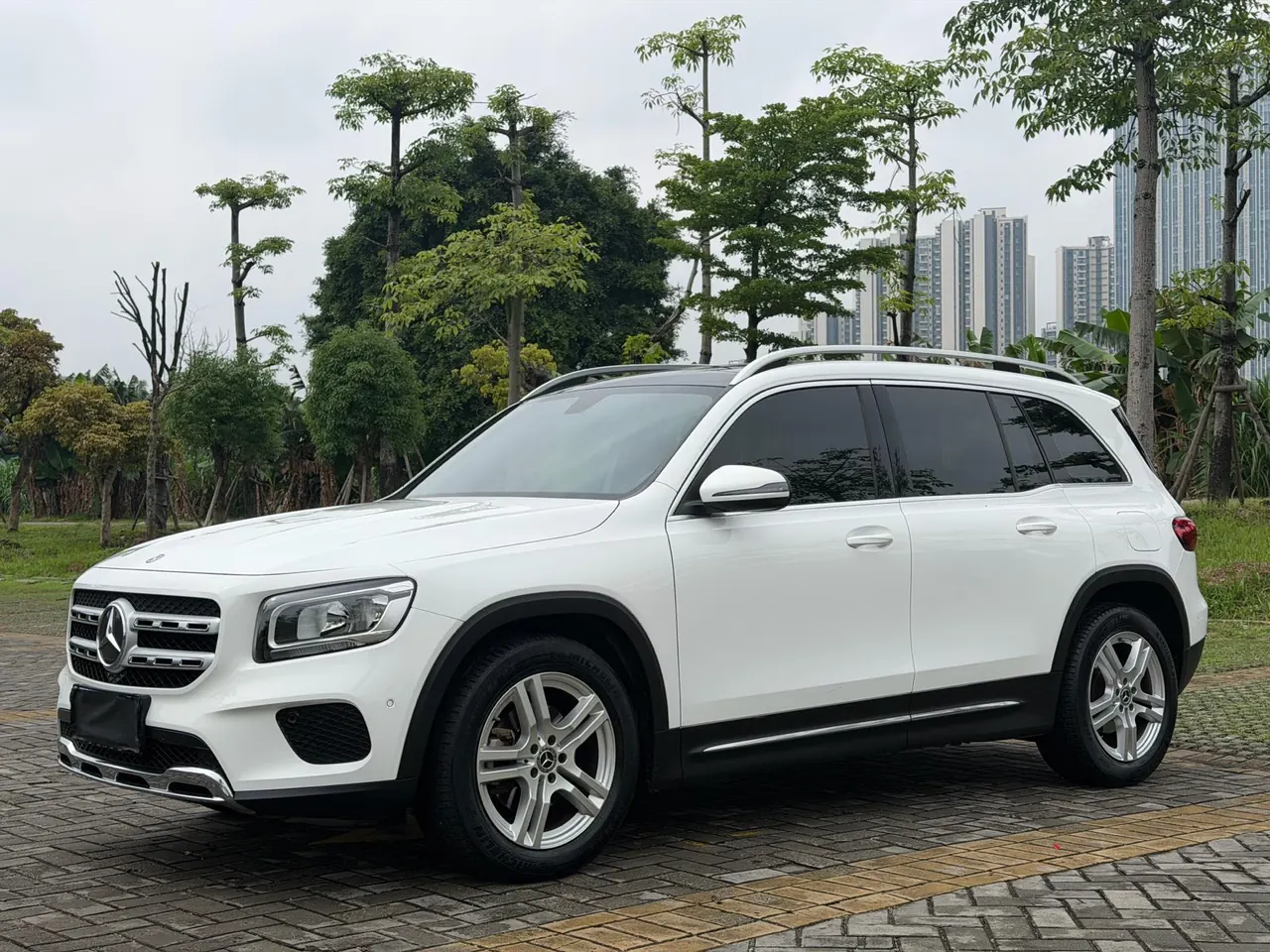Открыть галерею: Mercedes Benz 2020 GLB 180 1.3T Dynamic Automatic