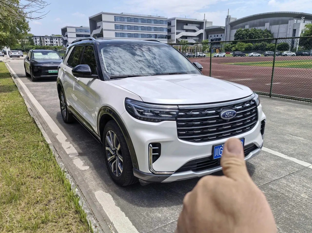 Ford 2023 Explorer 2.3T EcoBoost 285 Four-wheel Drive Titanium Edition 7-seat Automatic Gear 2