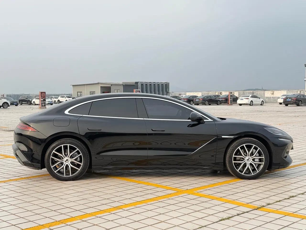 Denza 2024 Denza Z9 2.0T Stepless 1100km Four-wheel Drive Max Edition Automatic Gear 3