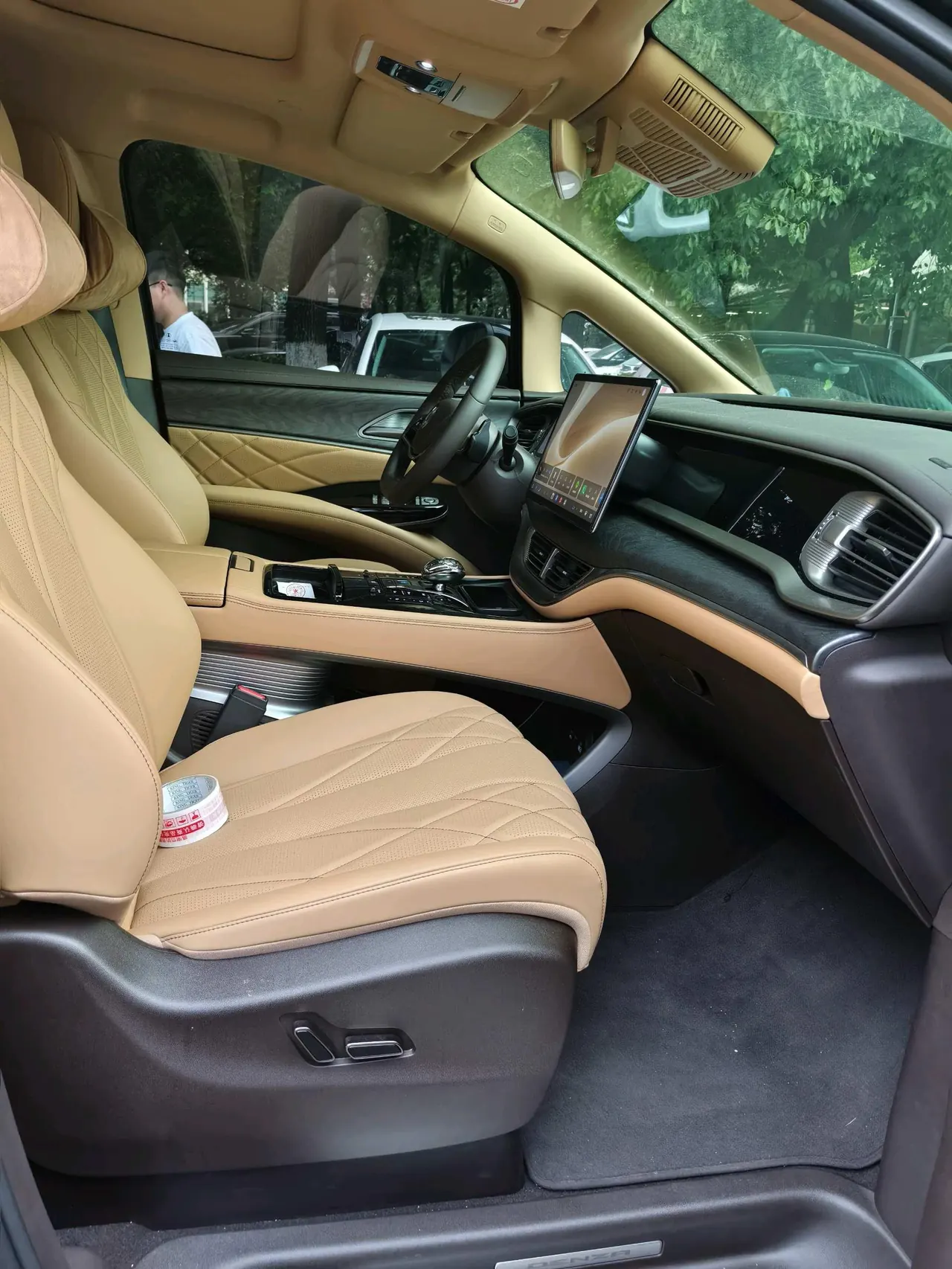 Denza 2025 Denza D9 DM-i 1.5T Stepless Smart Driving Edition 1020 Four-wheel Drive Premium Automatic Gear 6
