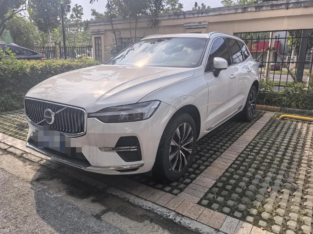 Open image lightbox: Volvo 2023 XC60 48V 2.0T B5 4-wheel drive Zhiyuan Deluxe Edition Automatic Gear