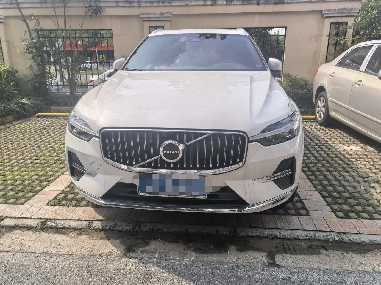 Volvo 2023 XC60 48V 2.0T B5 4-wheel drive Zhiyuan Deluxe Edition Automatic Gear 2