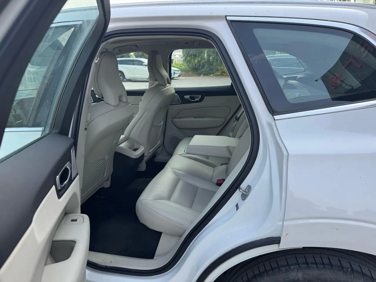 Volvo 2024 XC60 48V 2.0T B5 4-wheel drive Zhiyuan Deluxe Edition Automatic Gear 8