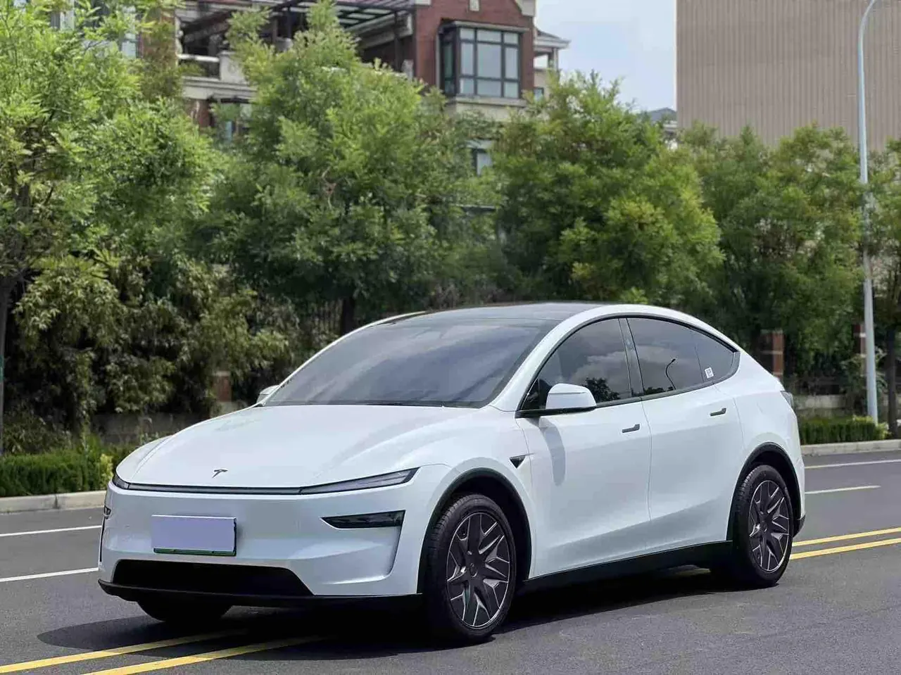 Открыть галерею: Tesla 2025 Model Y L Long Endurance All-Wheel Drive Automatic Transmission