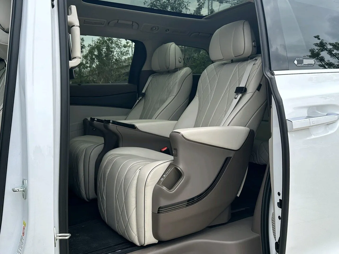 Denza 2022 Denza D9 DM-i 1.5T Stepless 970 Four-wheel Drive Honorable Automatic Gear 7