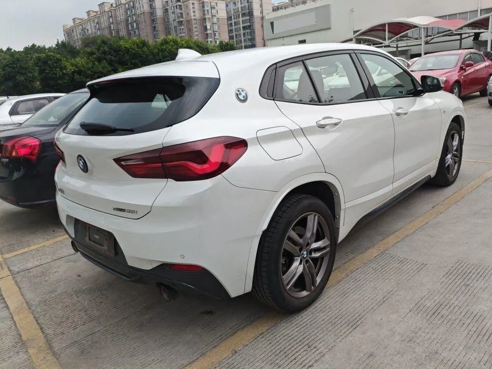 BMW 2023 X2 sDrive25i 2.0T M sports obsidian night version automatic gear 3