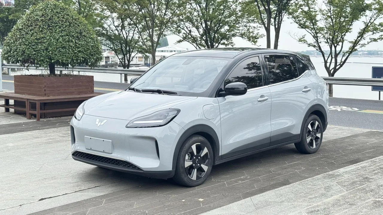 WuLing 2024 Plantronics PLUS 510km Flagship Automatic Gear - View 1