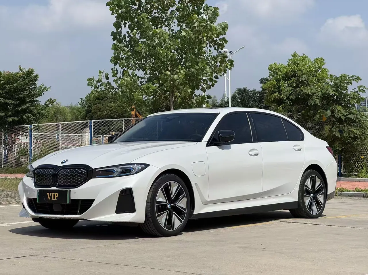 BMW 2026 i3 eDrive 40 L obsidian night sports suit automatic gear - View 1