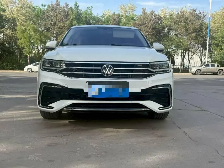 Volkswagen 2024 Tiguan L R-Line 2.0TSI 330TSI Two-Drive R-Line Overdrive Automatic Gear 3