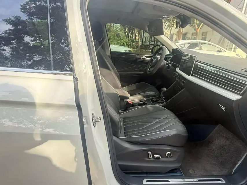 Volkswagen 2024 Tiguan L R-Line 2.0TSI 330TSI Two-Drive R-Line Overdrive Automatic Gear 4