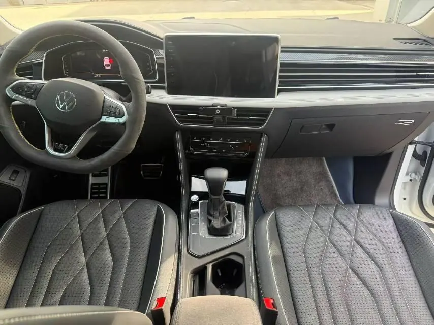 Volkswagen 2024 Tiguan L R-Line 2.0TSI 330TSI Two-Drive R-Line Overdrive Automatic Gear 5