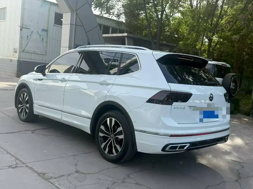Volkswagen 2024 Tiguan L R-Line 2.0TSI 330TSI Two-Drive R-Line Overdrive Automatic Gear 7