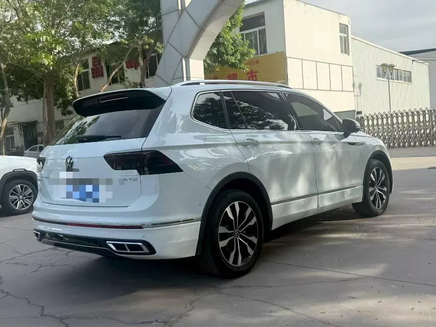 Volkswagen 2024 Tiguan L R-Line 2.0TSI 330TSI Two-Drive R-Line Overdrive Automatic Gear 8