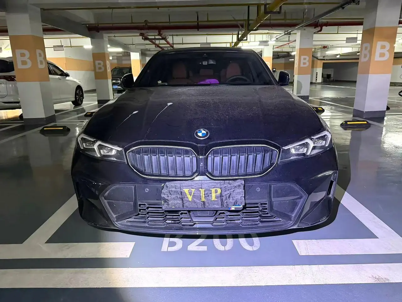 打开图片灯箱:BMW 3 Series 2025 model 330i 2.0T M Sport Night Edition with automatic transmission