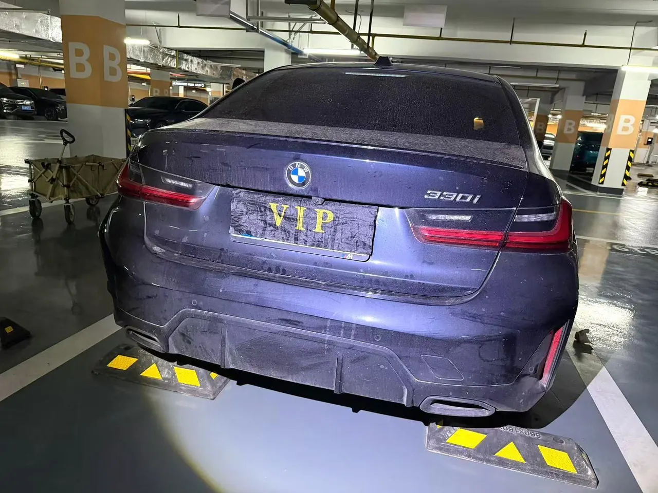 BMW 3 Series 2025 model 330i 2.0T M Sport Night Edition with automatic transmission 2