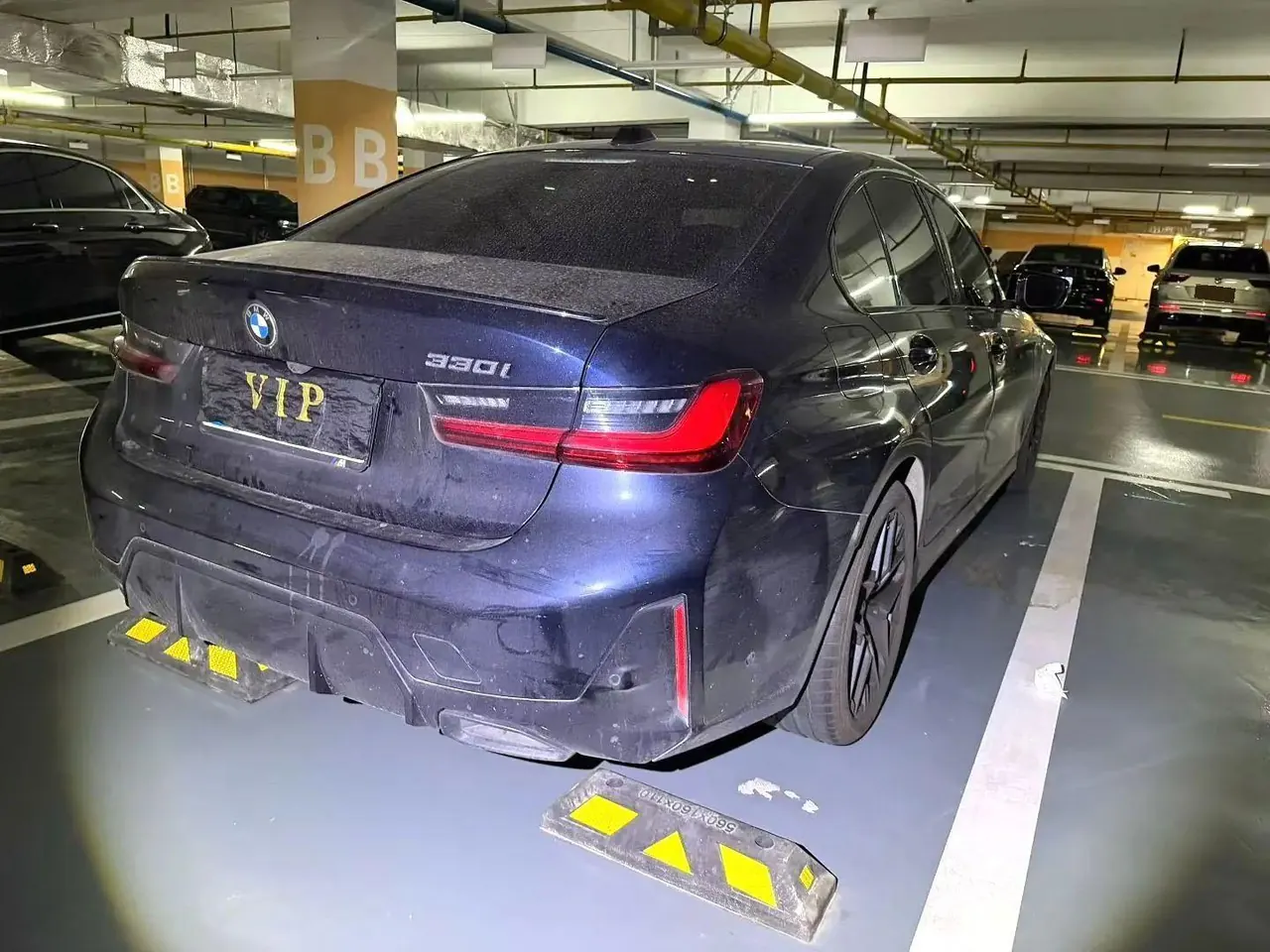 BMW 3 Series 2025 model 330i 2.0T M Sport Night Edition with automatic transmission 3