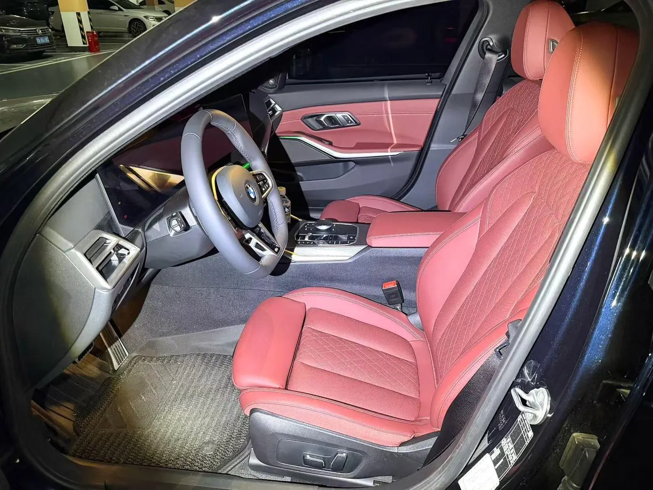 BMW 3 Series 2025 model 330i 2.0T M Sport Night Edition with automatic transmission 5