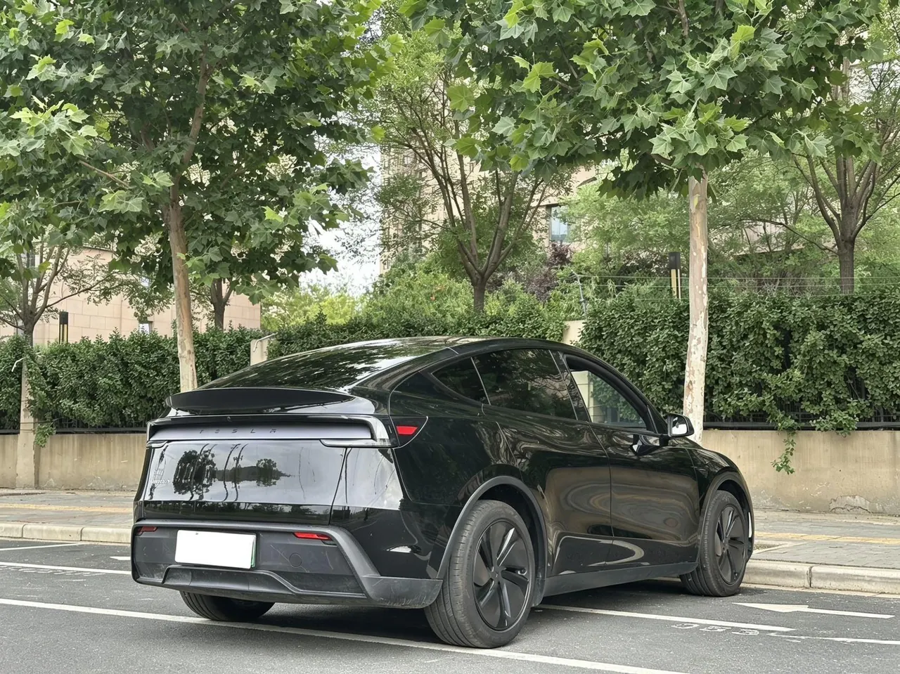 Tesla 2026 Model Y Rear-Wheel-Drive Automatic 6