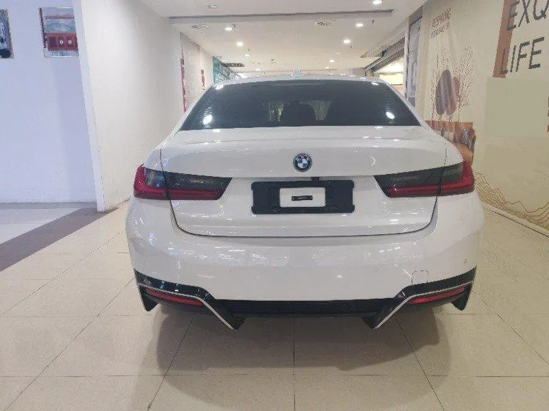 BMW 2022 i3 eDrive 35L automatic gear 8