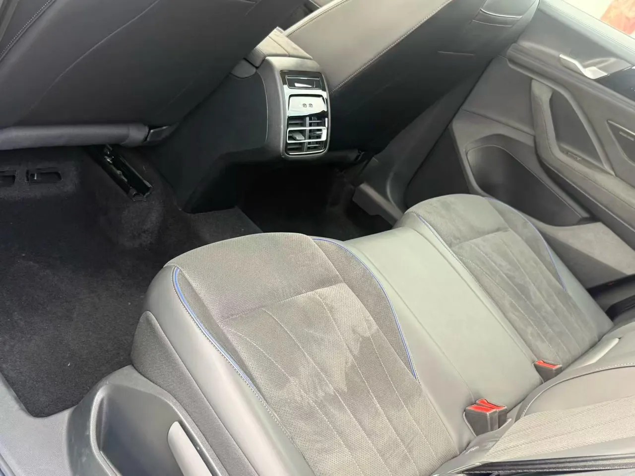 Volkswagen 2024 Tiguan L PRO 2.0TSI 330TSI Two-Drive R-Line Smart Edition Automatic Gear 4