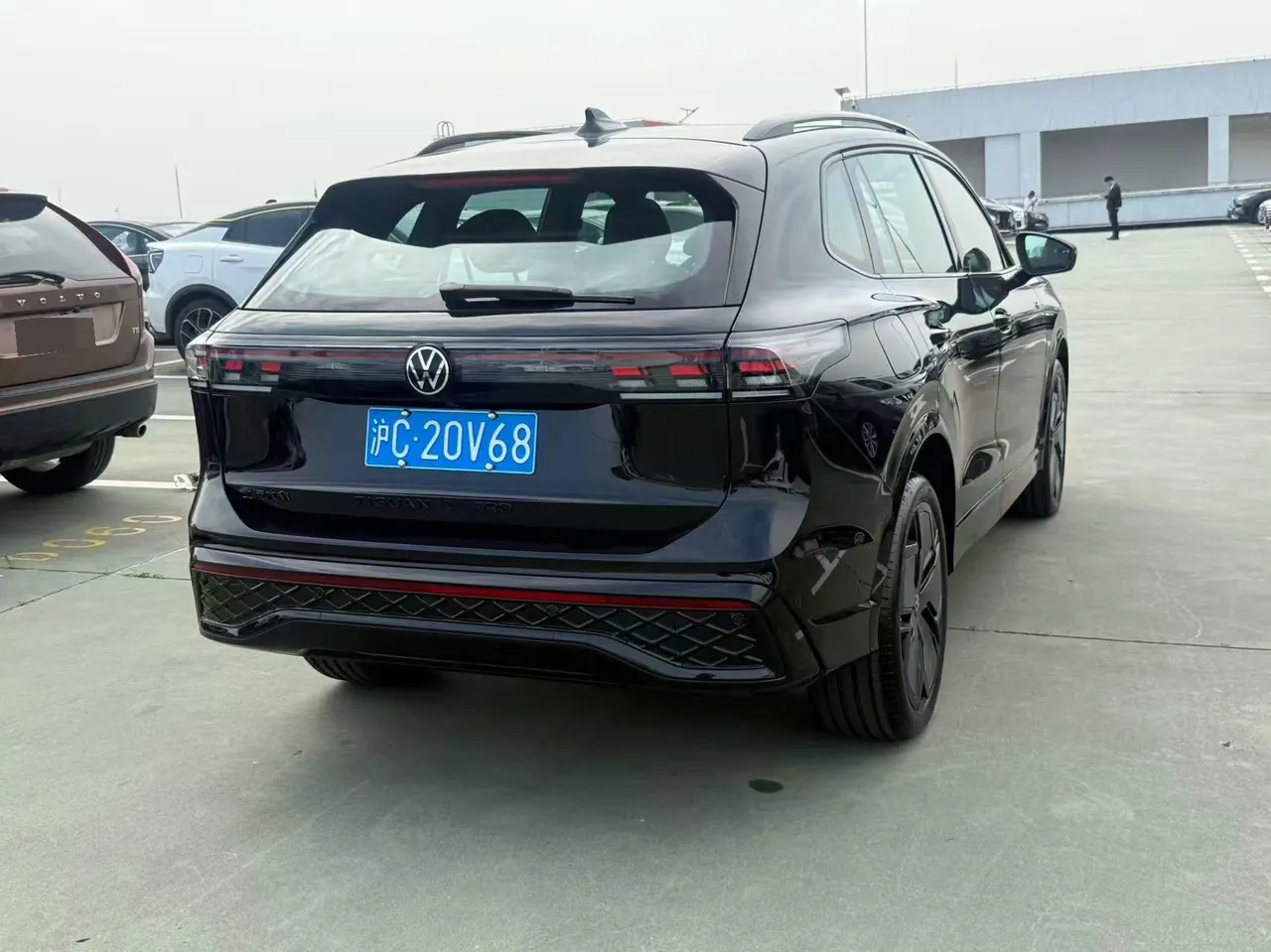 Volkswagen 2024 Tiguan L PRO 2.0TSI 330TSI Two-Drive R-Line Smart Edition Automatic Gear 9