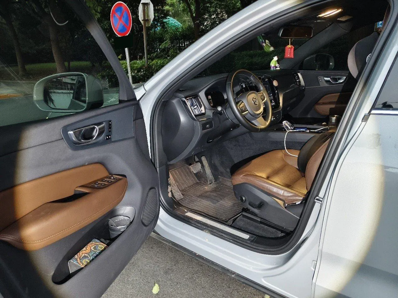 Volvo 2024 XC60 48V 2.0T B5 4-wheel-drive Zhiyi Deluxe Edition Automatic Gear 3