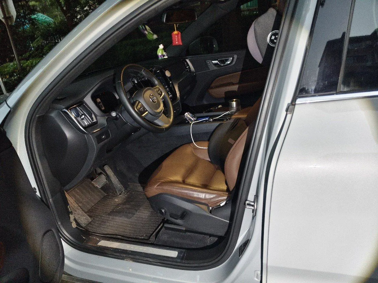Volvo 2024 XC60 48V 2.0T B5 4-wheel-drive Zhiyi Deluxe Edition Automatic Gear 6