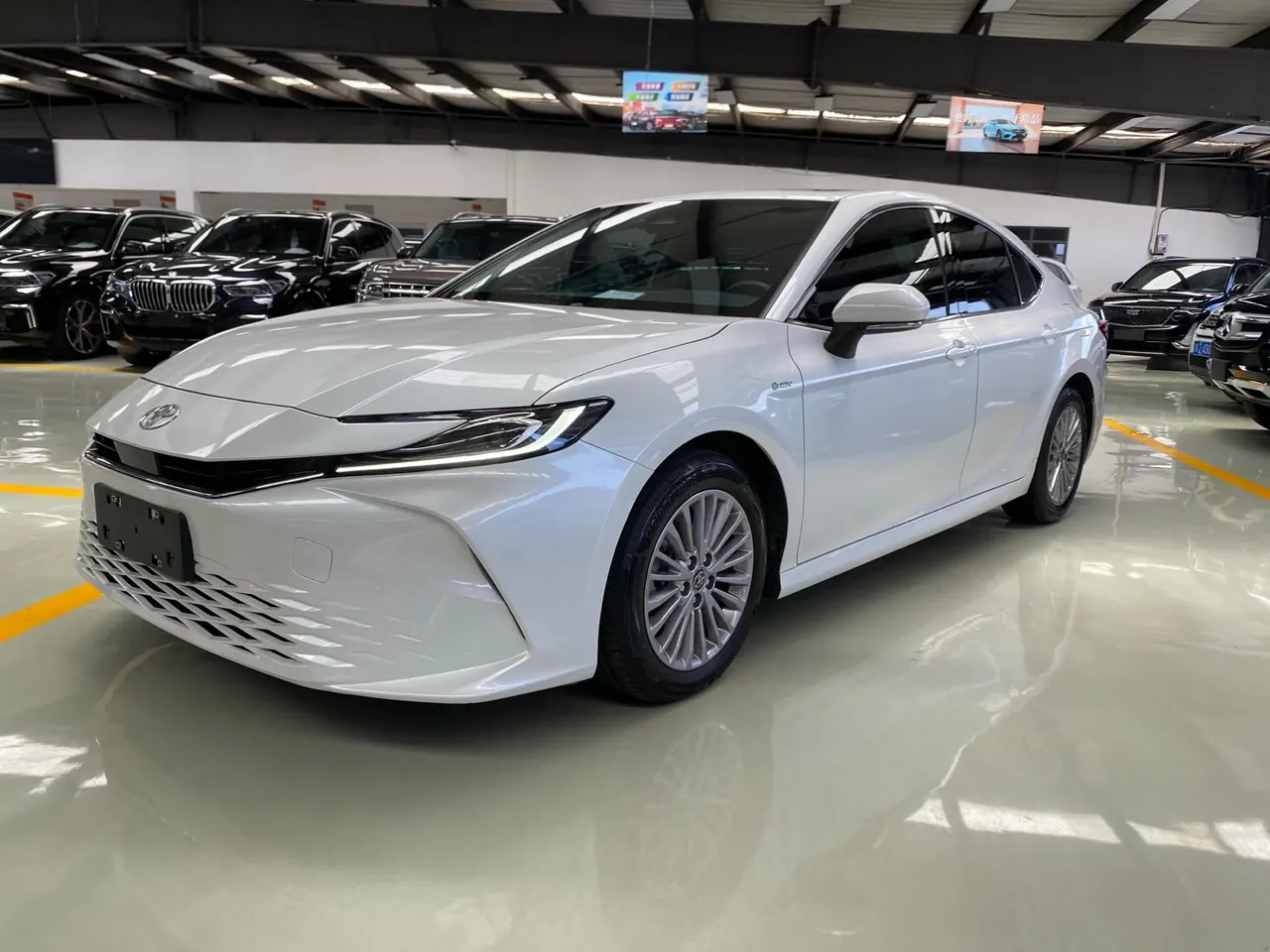 Toyota 2024 Camry Dual Engine 2.0HE Stepless Elite Automatic Gear - View 1