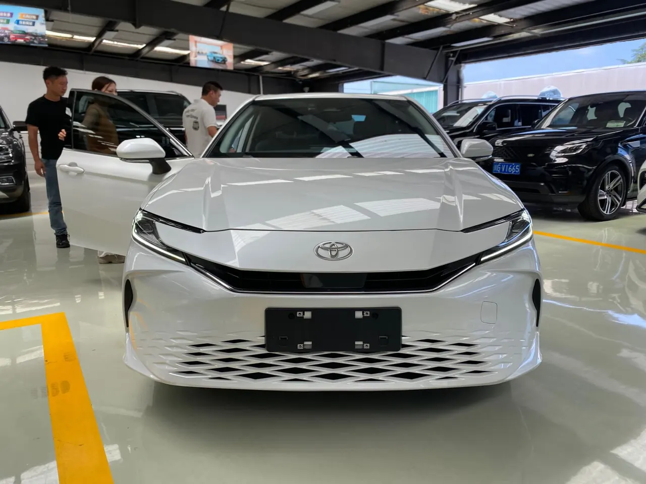 Toyota 2024 Camry Dual Engine 2.0HE Stepless Elite Automatic Gear 2