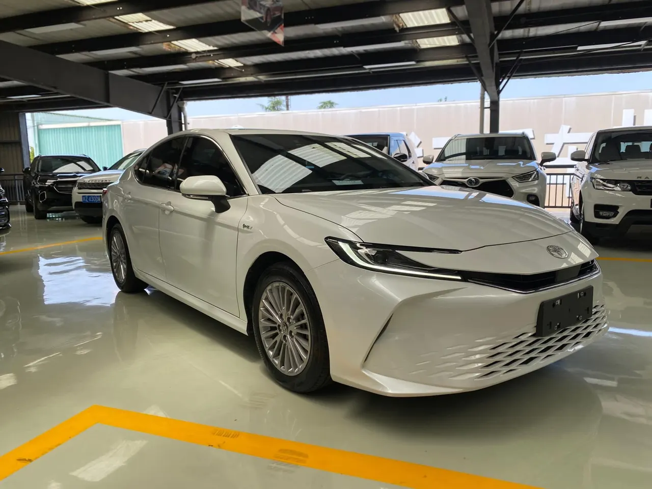 Toyota 2024 Camry Dual Engine 2.0HE Stepless Elite Automatic Gear 3
