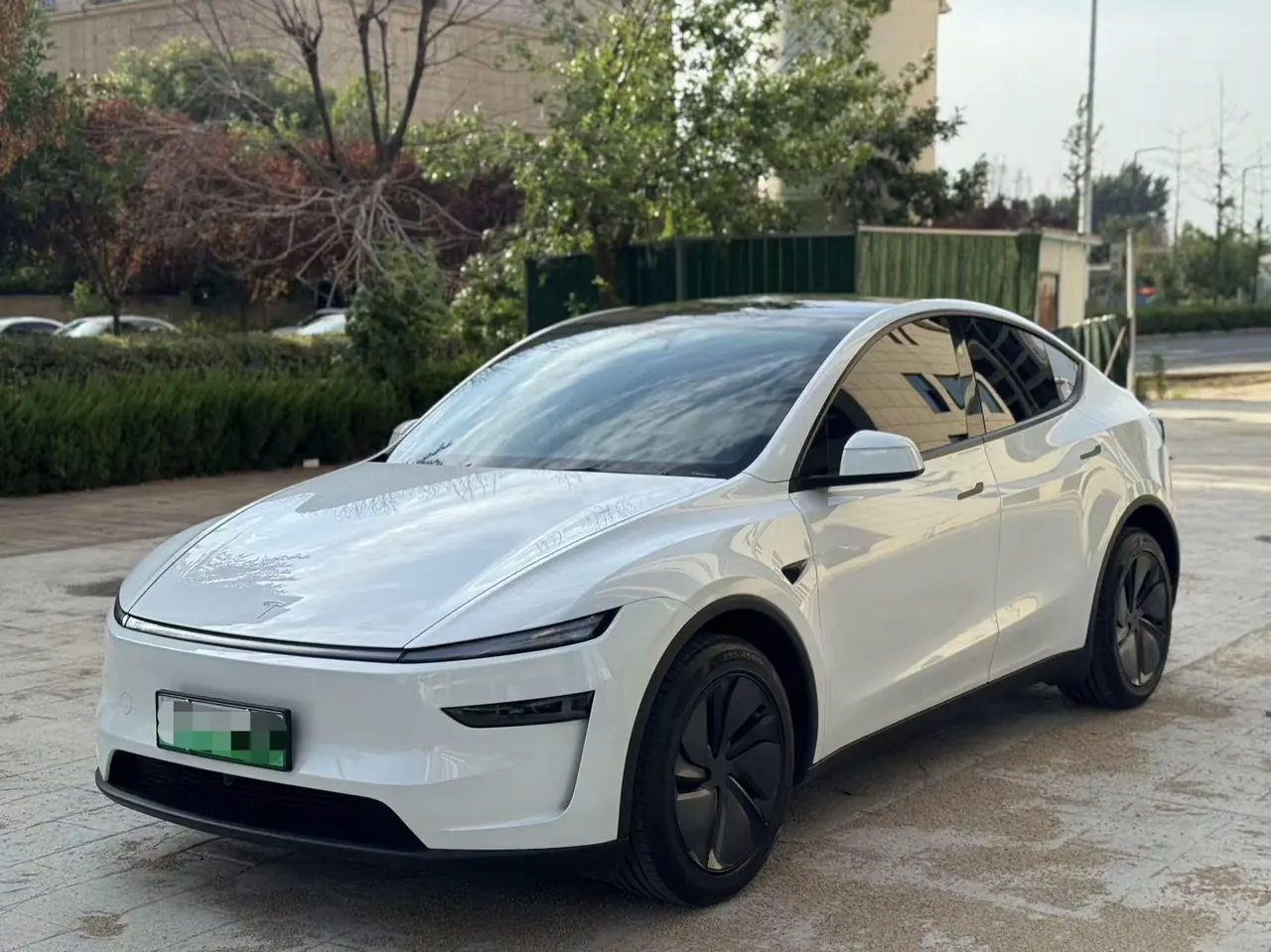 Tesla 2026 Model Y Long Range Rear-Wheel-Drive Automatic - View 1