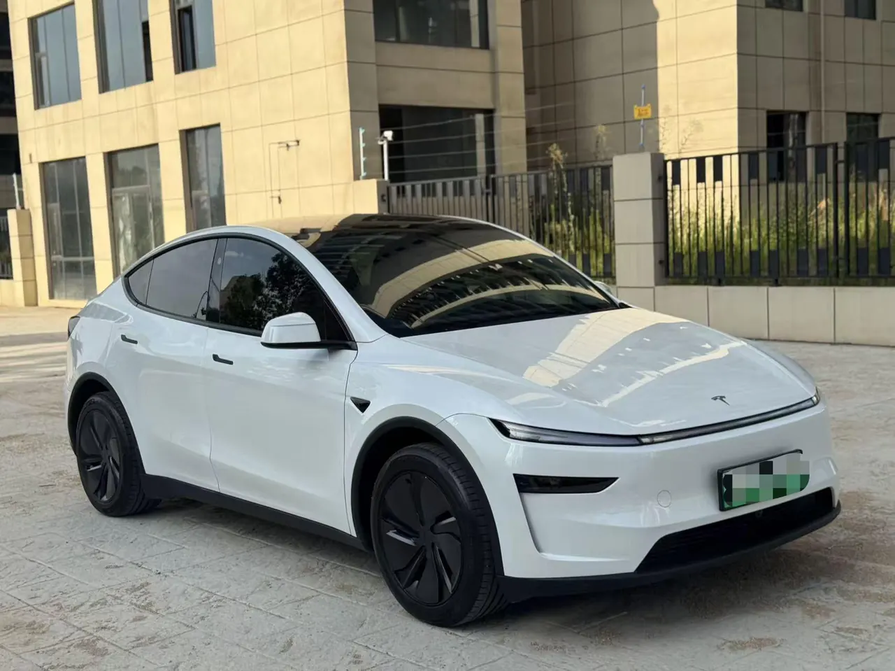 Tesla 2026 Model Y Long Range Rear-Wheel-Drive Automatic 3