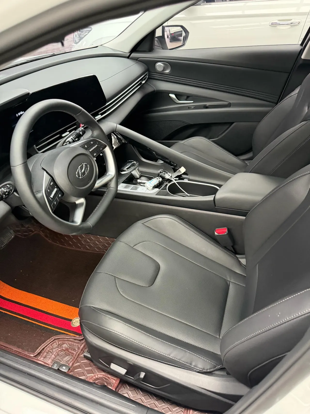 Hyundai 2022 Elantra -3-compartment 1.5 stepless LUX premium automatic gear 12