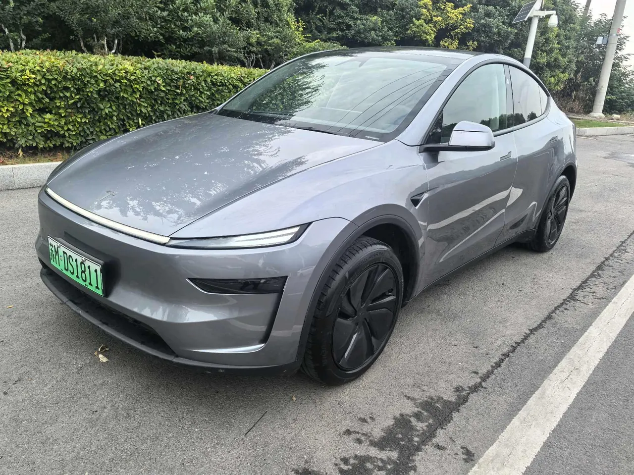 Tesla 2026 Model Y Long Range Rear-Wheel-Drive Automatic - View 1