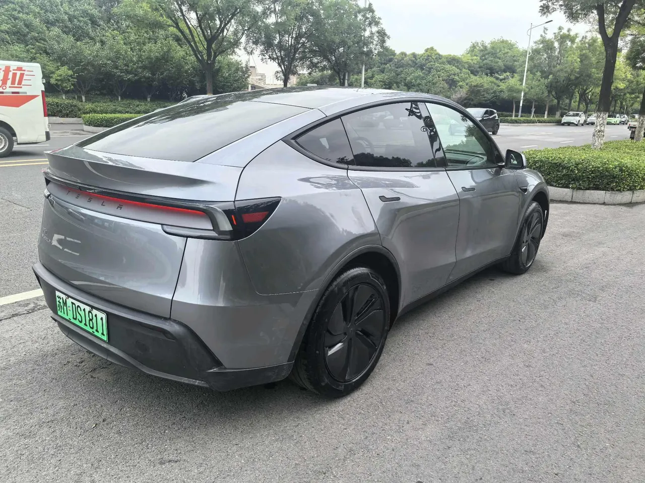 Tesla 2026 Model Y Long Range Rear-Wheel-Drive Automatic 5