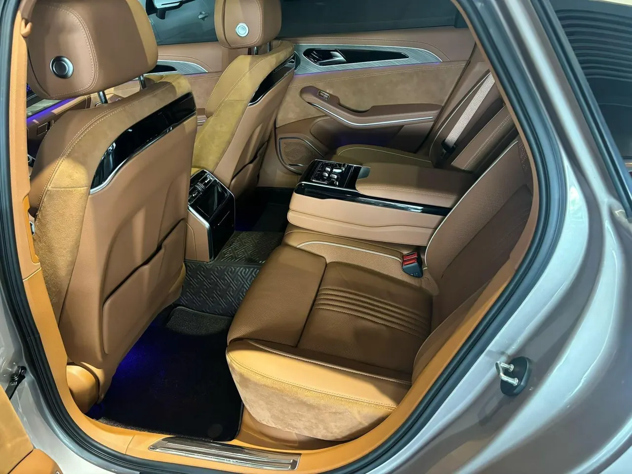 HongQi 2020 H9 48V 2.0T Zhilian Qi Chang Edition Automatic Gear 4
